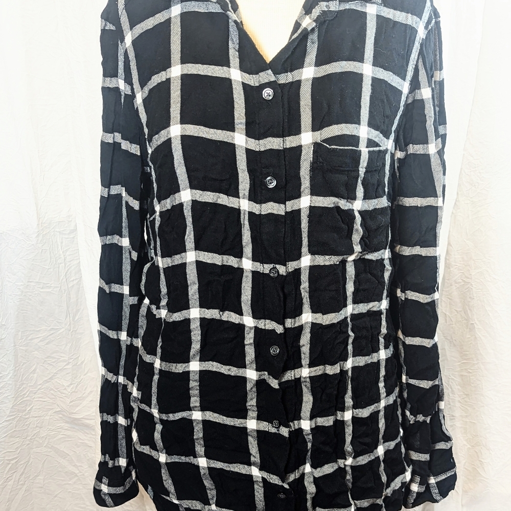 Old Navy "The Classic Shirt" black and white plaid button up